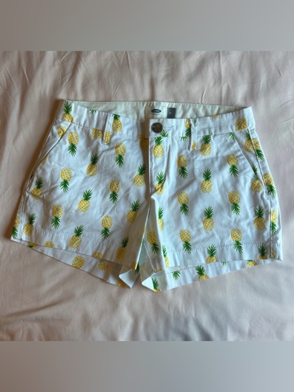 Old Navy White Pineapple Print Shorts – Size 0